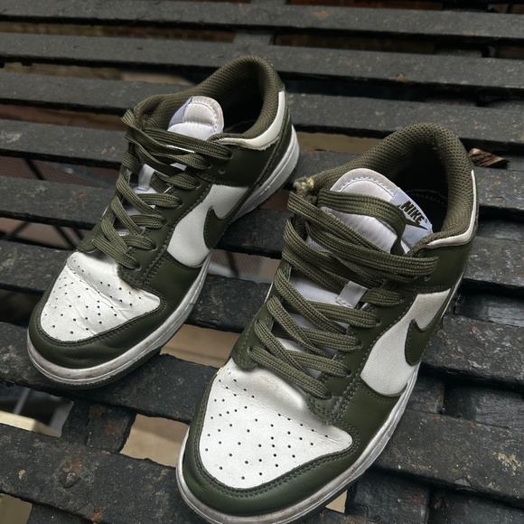 NIKE Women Dunk Low Medium Olive - Picture 9 of 9